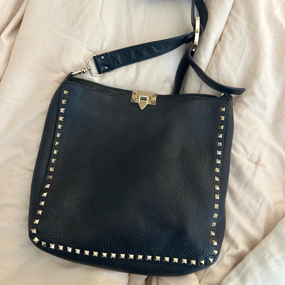 VALENTINO GARAVANI Black Pebbled Calfskin Rockstud Flip-Lock Messenger Bag